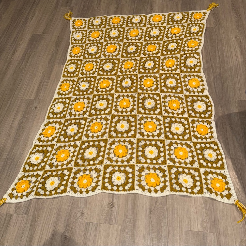 Crocheted blanket with 2 matching pillows, granny square motif - Picture 2 of 5
